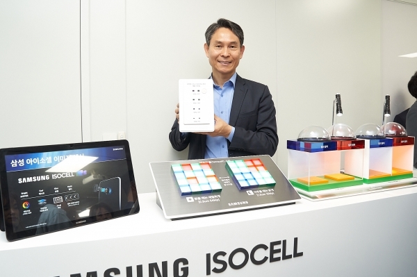 At the 'Samsung Electronics Image Sensor Presentation' held at Samsung Electronics Press Room on the 9th, Park Yong-in, the sensor business team leader (Vice President), is introducing a new product of image sensor.