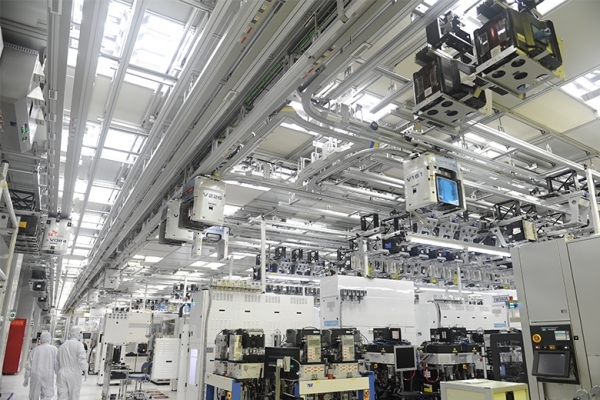 OHT installed in an SK hynix plant.