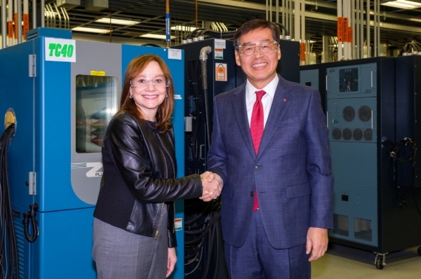 GM Chairman and CEO Mary Barra (left) with LG Chem CEO Shin Hak-Cheol.