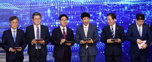 Samsung Display CEO Lee Dong-hoon (third from right) poses at the MOU signing ceremony at the display maker's Asan 2 Campus in South Chungcheong Province.