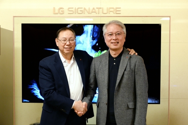 LG Electronics outgoing CEO Cho Sung-jin (left) with his predecessor Kwon Bong-suk.