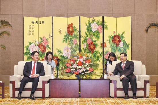 Samsung Electronics vice chairman Lee Jae-yong, left, met with Hu Heping, Communist Party Secretary of Shaanxi Province. Image: People's Daily
