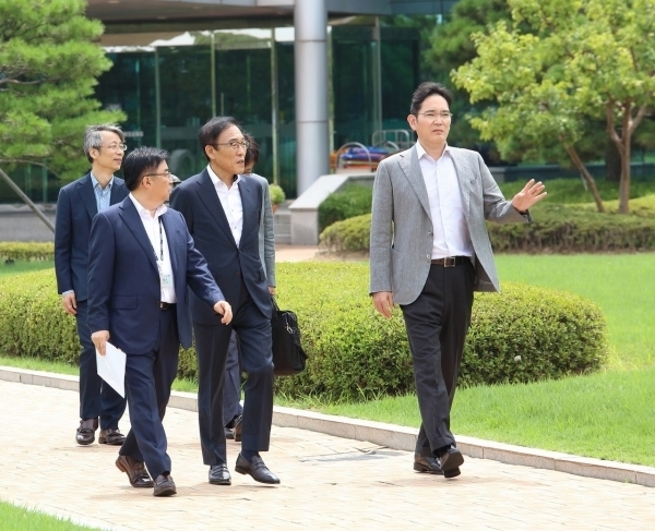 JY Lee, right, met with key executives at Samsung Electronics in a relay meeting Monday. Image: Samsung