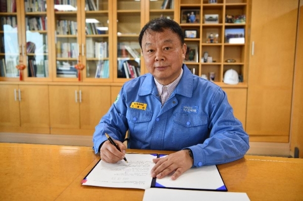 Posco Chemical CEO Kyung-Jun Min signed the contract for the social fund with Huayou via video call due to the COVID-19 pandemic Image: Posco Chemical