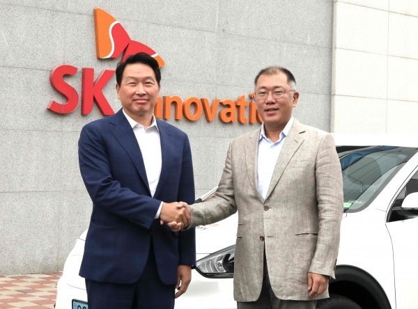 SK Group chairman Chey Tae-won, left, met with Hyundai Motor leader Chung Eui-son Image: SK, Hyundai Motor